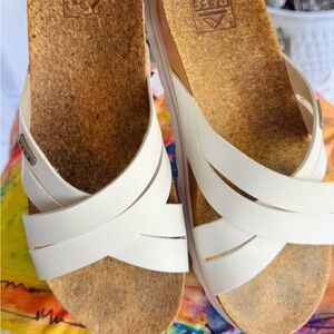 Size 7 🤍 Reef White Women's Sandals